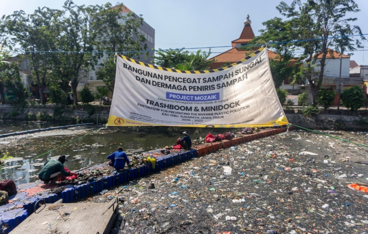 Bangunan pencegat sampah di Surabaya agar tidak bergeser ke laut. (Humas Pemkot Surabaya)