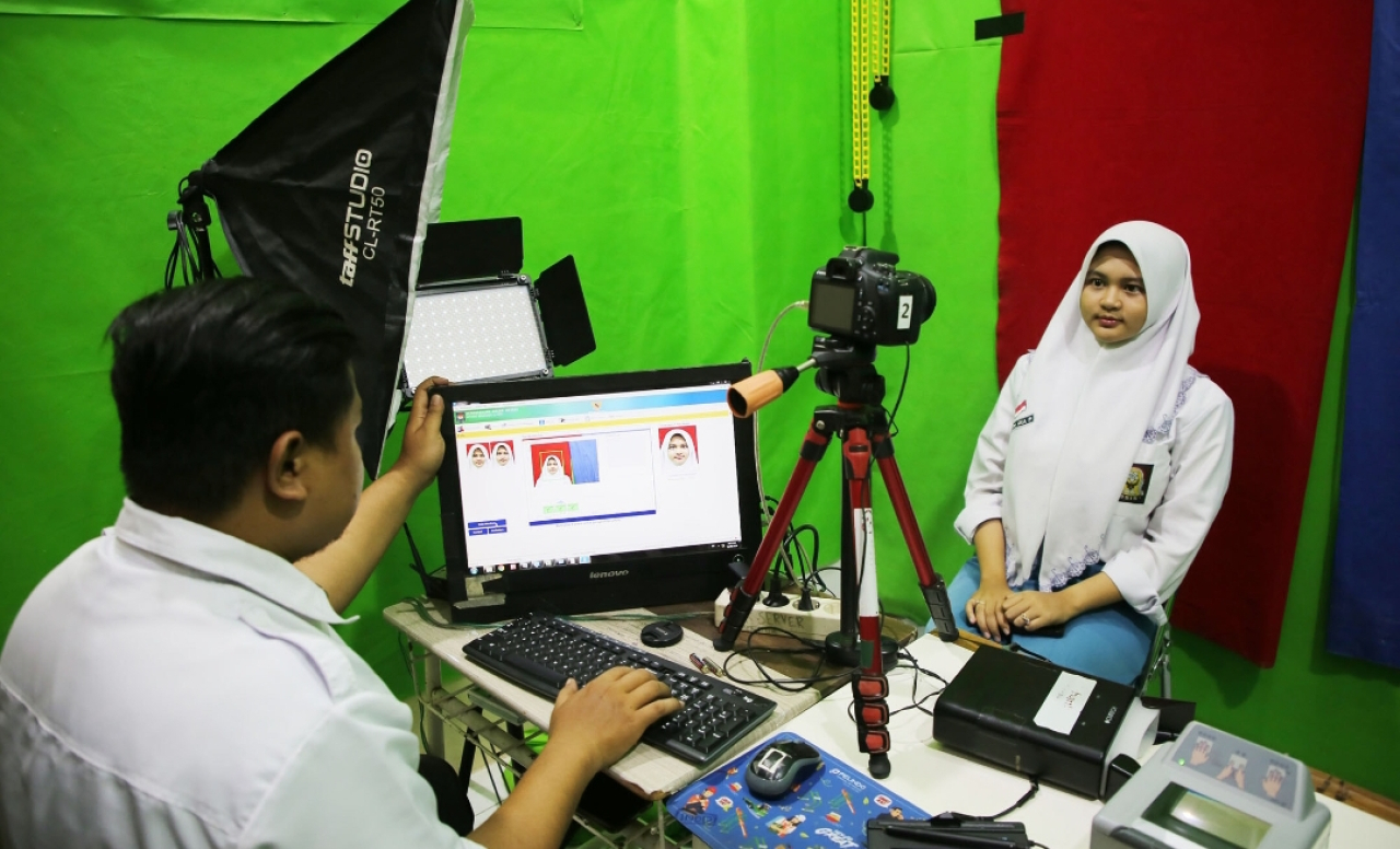 Seorang siswi di Surabaya saat perekaman KTP Elektronik. (Humas Pemkot Surabaya)