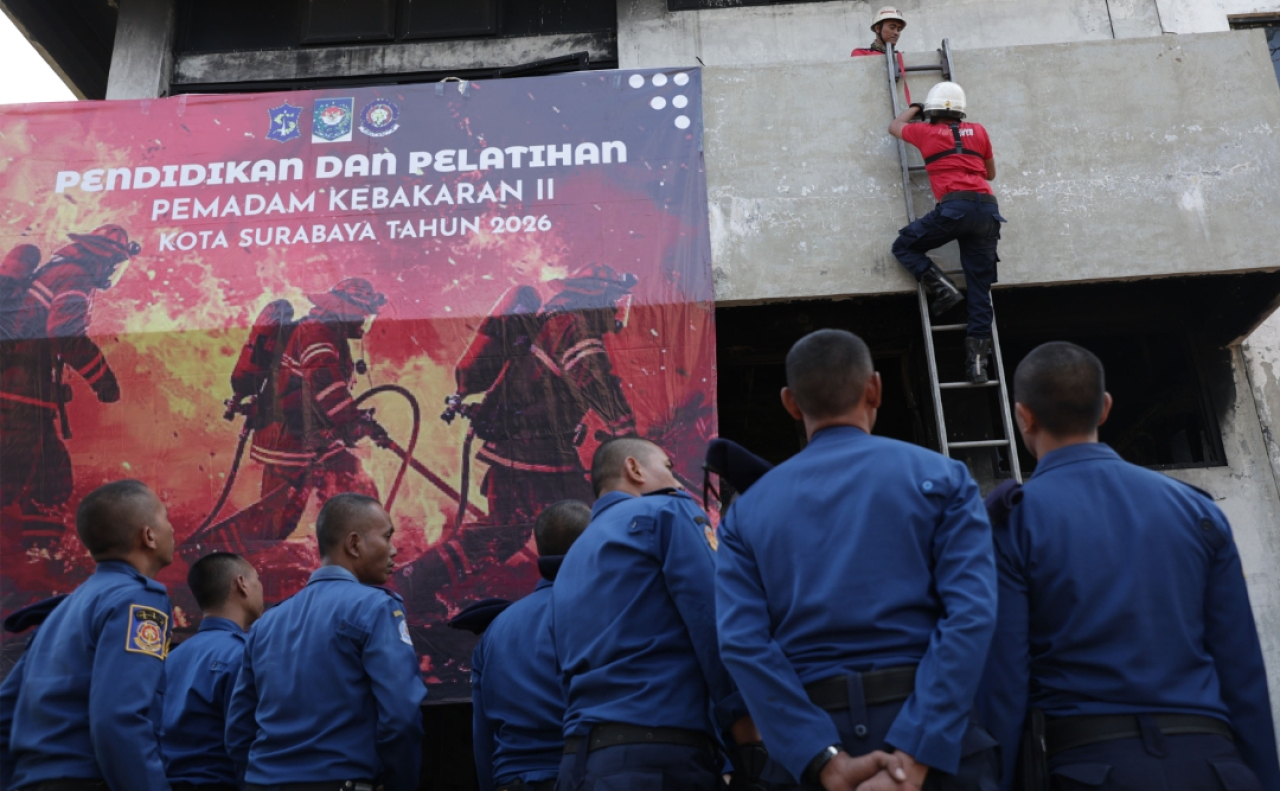 Puluhan personel pemadam antusias ikut Pelatihan Pemadam Kebakaran atau Firefighter (FF) Level 2 di Surabaya. (Humas Pemkot Surabaya)