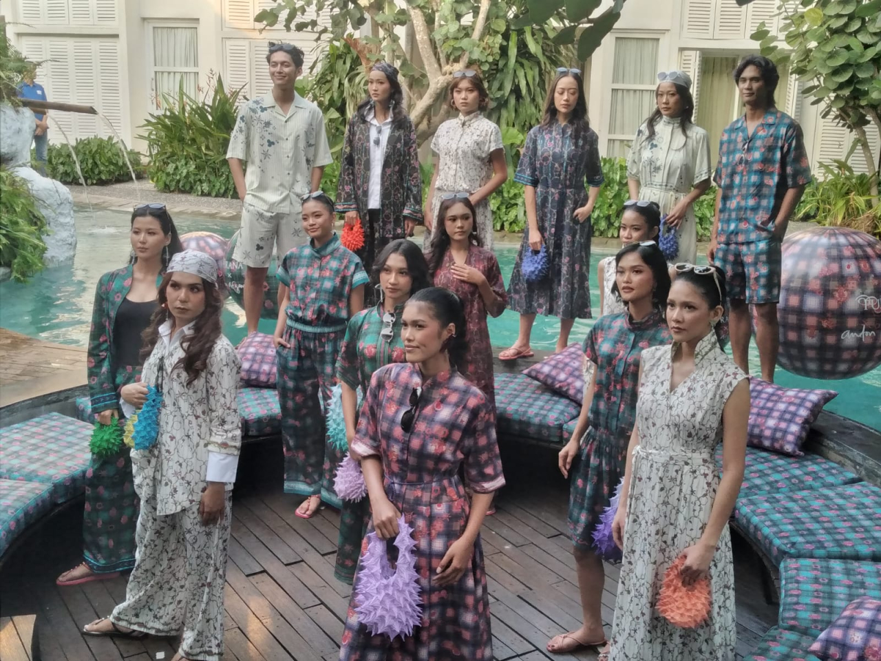Batik hasil kolaborasi desainer dan seniman.