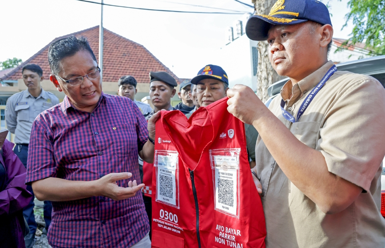Dishub Surabaya tunjukkan rompi resmi jukir di wilayahnya. (Humas Pemkot Surabaya)
