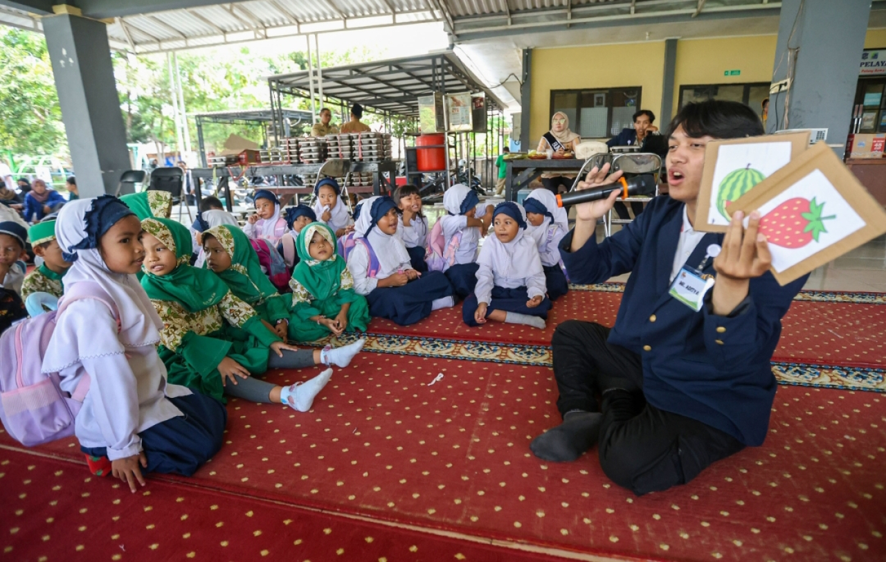 Ratusan anak-anak antusias ikut belajar Bahasa Inggris gratis. (Humas Pemkot Surabaya)