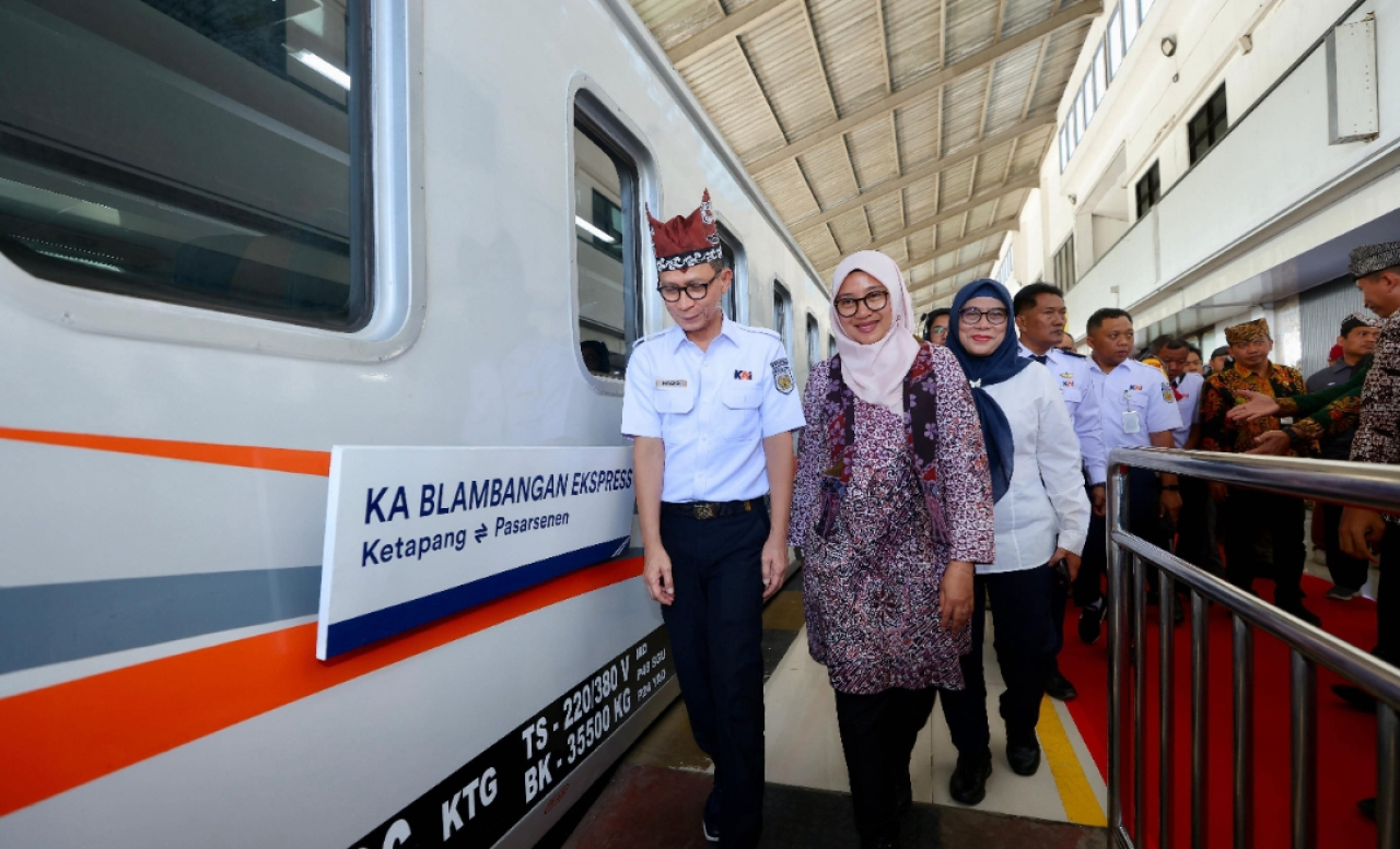 Bupati Banyuwangi, Ipuk Fiestiandani, saat meninjau kereta api di wilayahnya. (Humas Pemkab Banyuwangi)