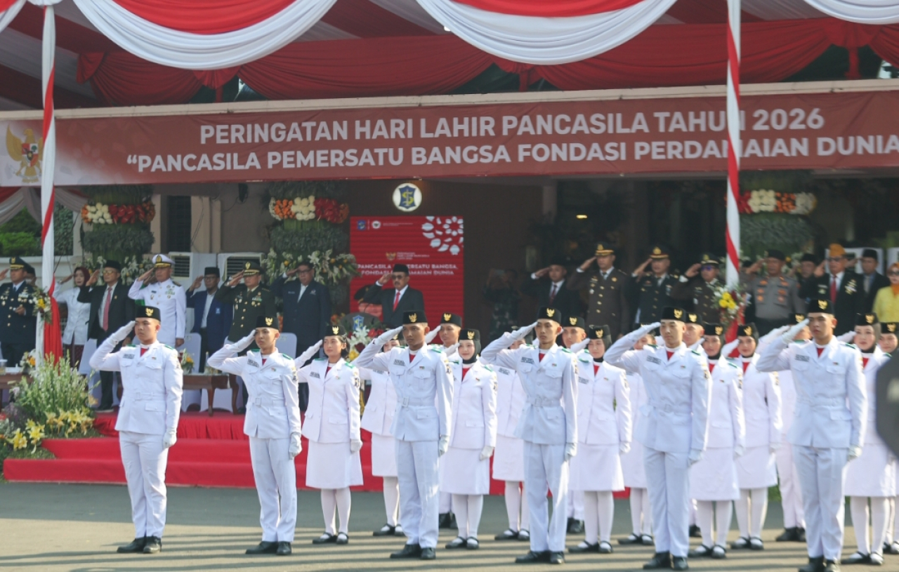 Suasana upacara peringatan Hari Lahir Pancasila tahun 2026 di halaman Balai Kota Surabaya. (Humas Pemkot Surabaya)