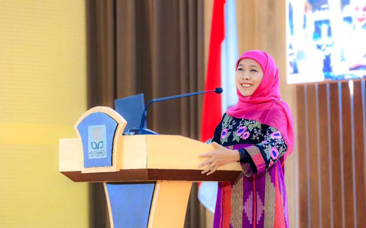 Gubernur Jatim Khofifah Indar Parawansa saat menjadi keynote speaker dalam Forum Ekonomi Regional Jawa Halal Ecosystem 2026 di UIN Sunan Kalijaga Yogyakarta. (Humas Pemprov Jatim)