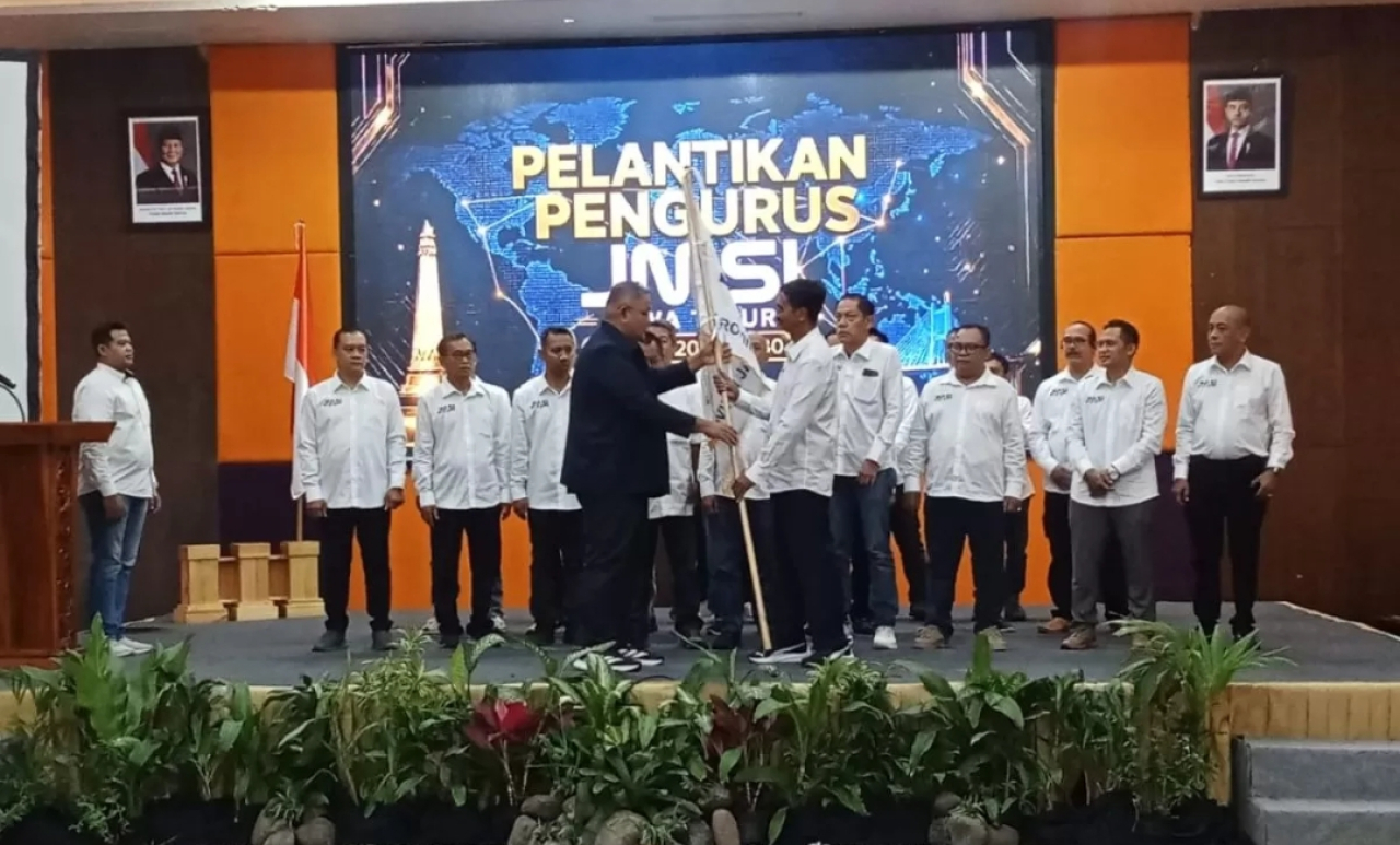 Ketua Umum JMSI Pusat, Teguh Santosa, saat melantik Pengurus Daerah JMSI Jawa Timur periode 2025–2030 di Surabaya. (Insani/Jurnas.net)