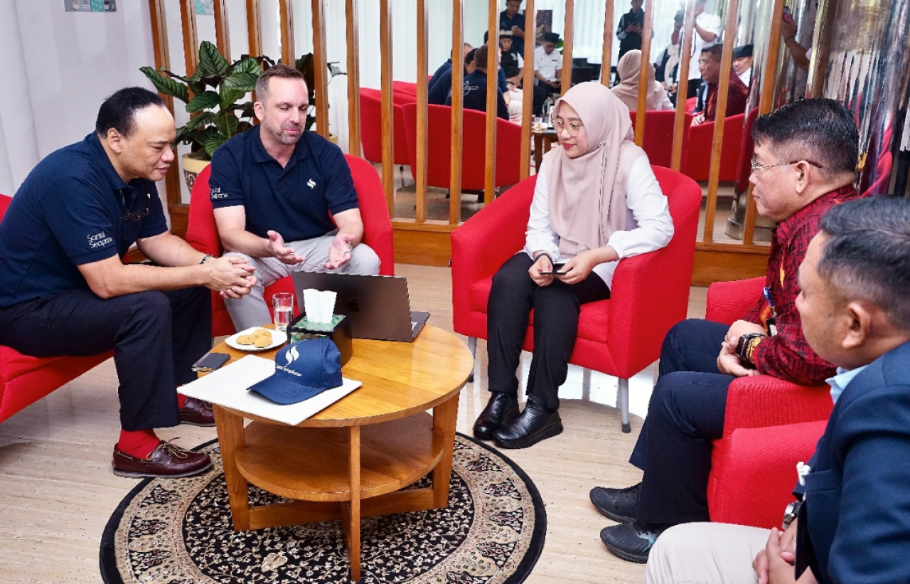 CEO Seaplane Asia Denis Keller saat bertemu Bupati Banyuwangi Ipuk Fiestiandani, membahas pengembangan Santai Seaplane. (Humas Pemkab Banyuwangi)