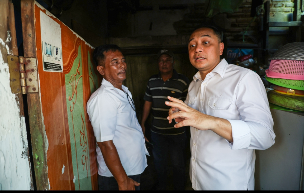 Wali Kota Surabaya Eri Cahyadi meninjau pemukiman penduduk di wilayahnya. (Humas Pemkot Surabaya)