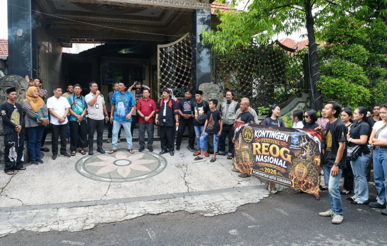 Asisten Pemerintahan dan Kesejahteraan Rakyat Kota Surabaya, M. Fikser, melepas kontingen Reog Surabaya untuk berlaga Festival Nasional Reog Ponorogo (FNRP) XXXI Tahun 2026. (Humas Pemkot Surabaya)