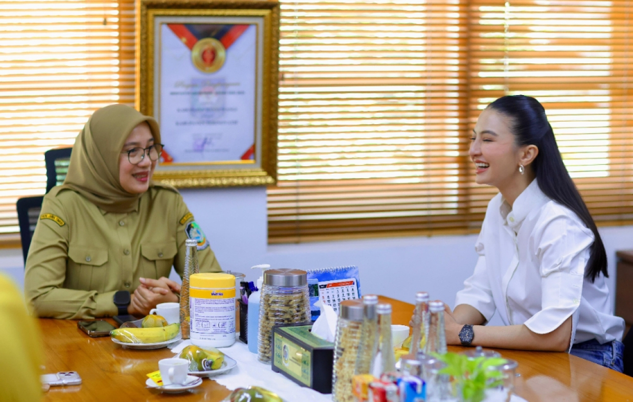 Bupati Banyuwangi Ipuk Fiestiandani menerima artis sekaligus Staf Khusus Menteri Komunikasi dan Digital Bidang Kemitraan Global dan Edukasi Digital, Raline Shah. (Humas Pemkab Banyuwangi)