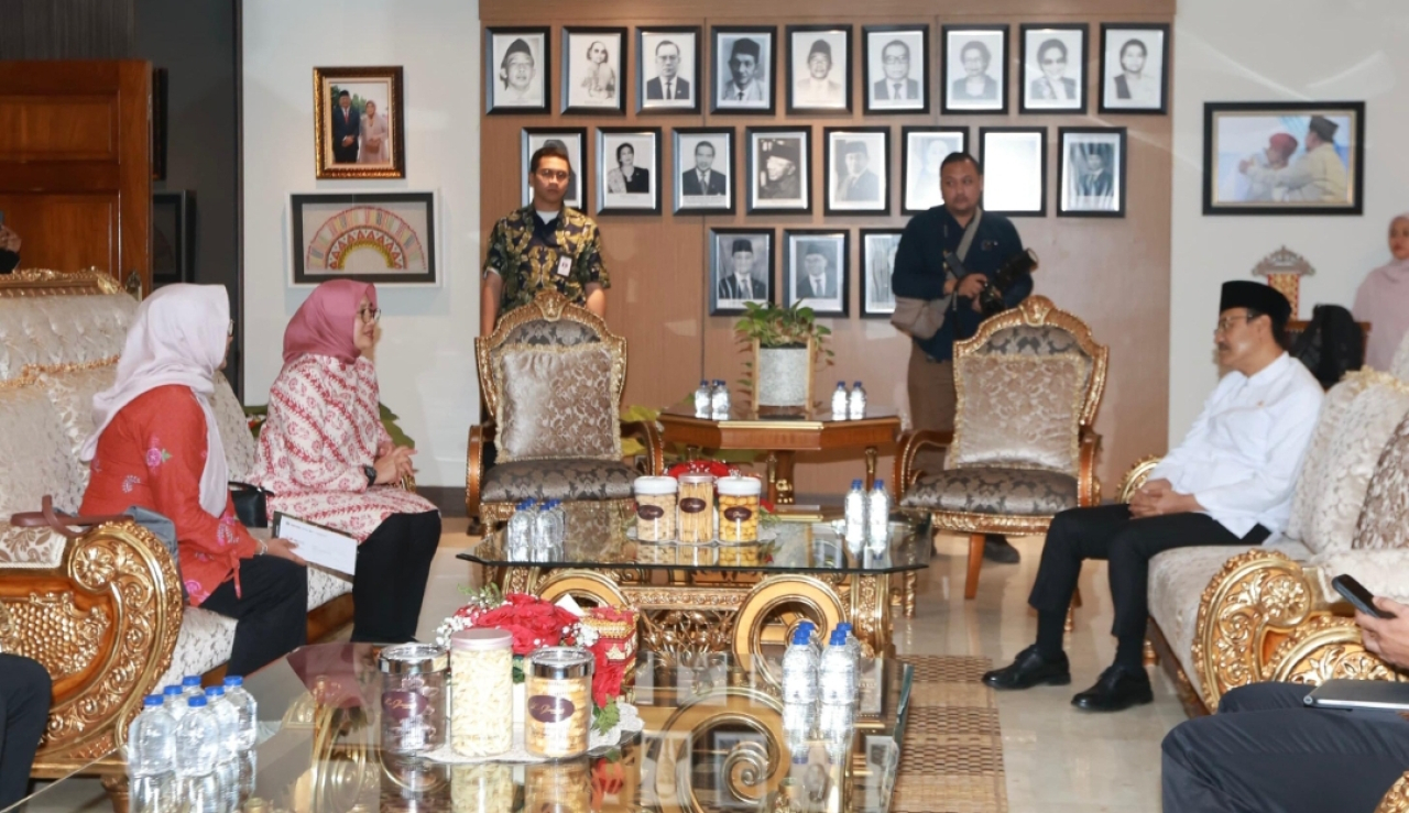 Bupati Banyuwangi Ipuk Fiestiandani saat menemui Menteri Sosial (Mensos) RI Saifullah Yusuf. (Humas Pemkab Banyuwangi)