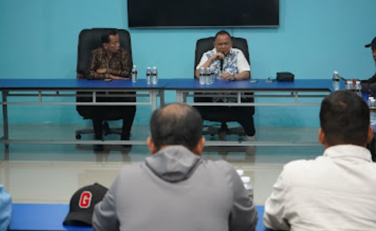 Ketua Fraksi Demokrat DPRD Jawa Timur, Agung Mulyono, saat konferensi pers di DPD Partai Demokrat Jatim. (Insani/Jurnas.net)