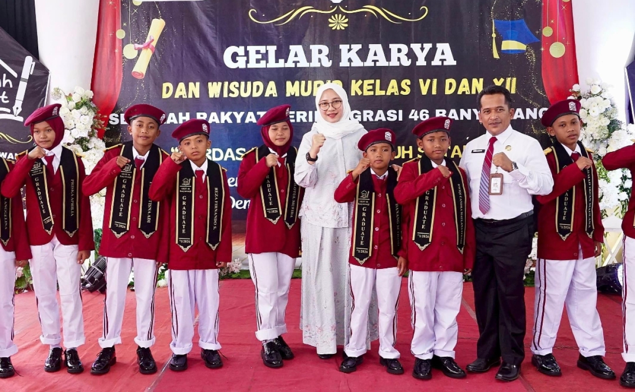 Bupati Bnayuwangi Ipuk Fiestiandani usai prosesi kelulusan siswa Sekolah Rakyat Terintegrasi (SRT) 46. (Humas Pemkab Banyuwangi)
