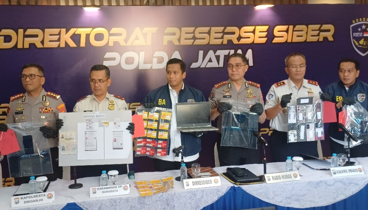 Polda Jatim merilis kasus penipuan berkedok asmara. (Insani/Jurnas.net)