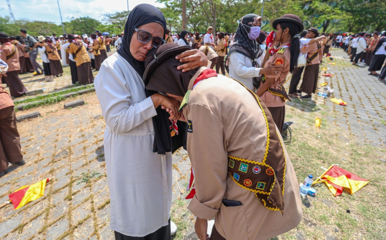 Pelajar peluk sang ibu usai membasuh kaki orang tuanya. (Humas Pemkot Surabaya)