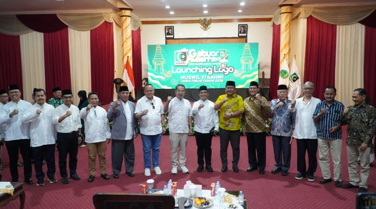 Pengurus MW KAHMI Jatim foto bersama para senior dan alumni usia launching logo Muswil VI. (Insani/Jurnas.net)