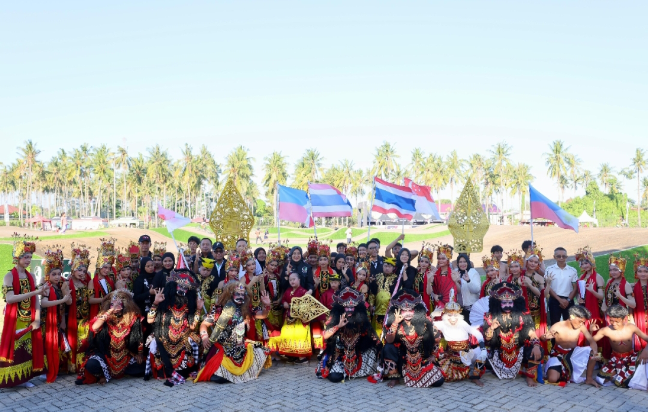 Peserta lomba BMX Supercross 2026 foto bersama usai lomba di Sirkuit BMX Banyuwangi. (Humas Pemkab Banyuwangi)
