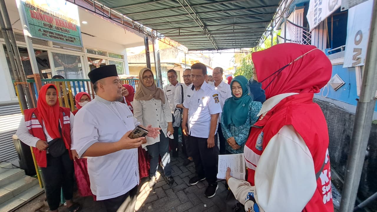 Anggota Komisi D DPRD Kota Surabaya, Johari Mustawan, saat sidak ke Posyandu Keluarga (Posga) RW 3, Kelurahan Wiyung, Kecamatan Wiyung. (Istimewa)