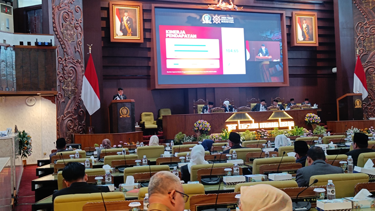 Rapat paripurna DPRD Jawa Timur. (Insani/Jurnas.net)