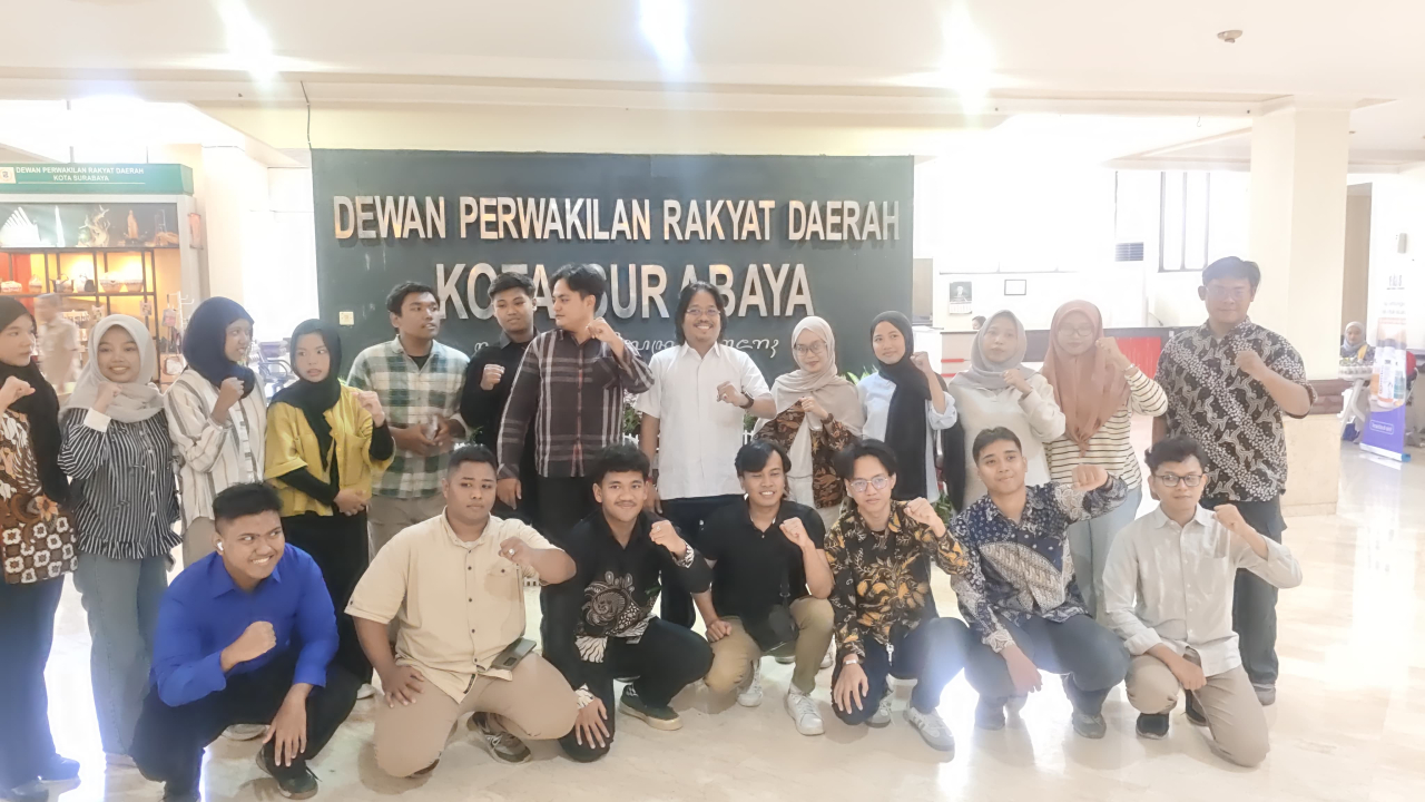 Komunitas Gelora Juang Surabaya usai audiensi di Gedung DPRD Surabaya. (Insani/Jurnas.net)