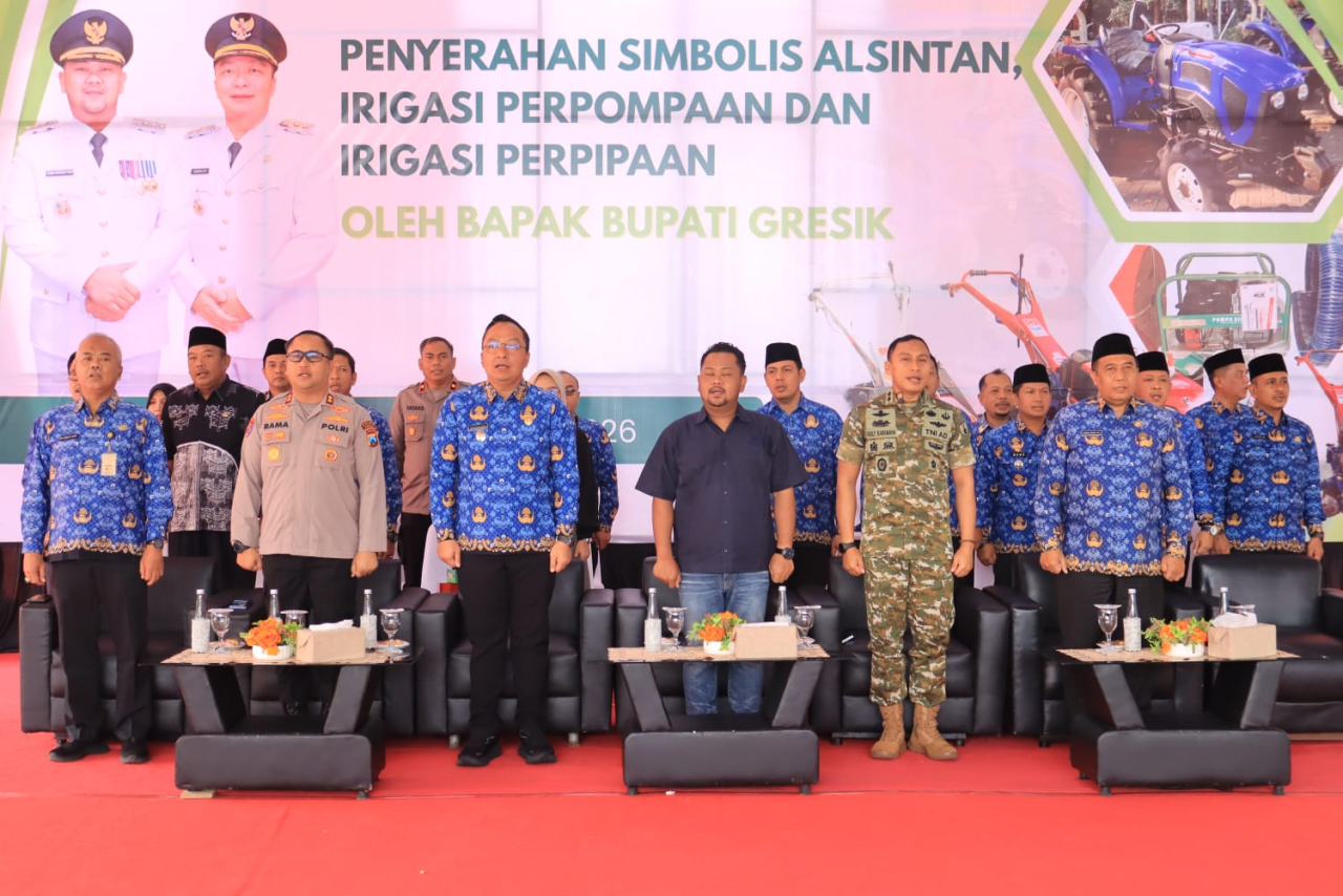 Bupati Gresik Fandi Akhmad Yani kepada kelompok tani dan gabungan kelompok tani (gapoktan). (Humas Pemkab Gresik)