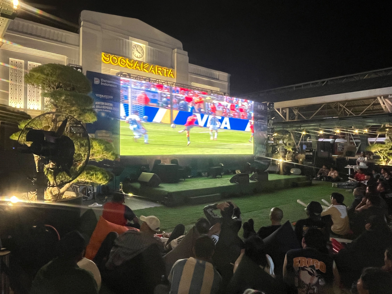 Suasana nonton bareng final Piala Dunia 2026 di Stasiun Yogyakarta. (Dokumentasi/Daop 6 Yogyakarta)