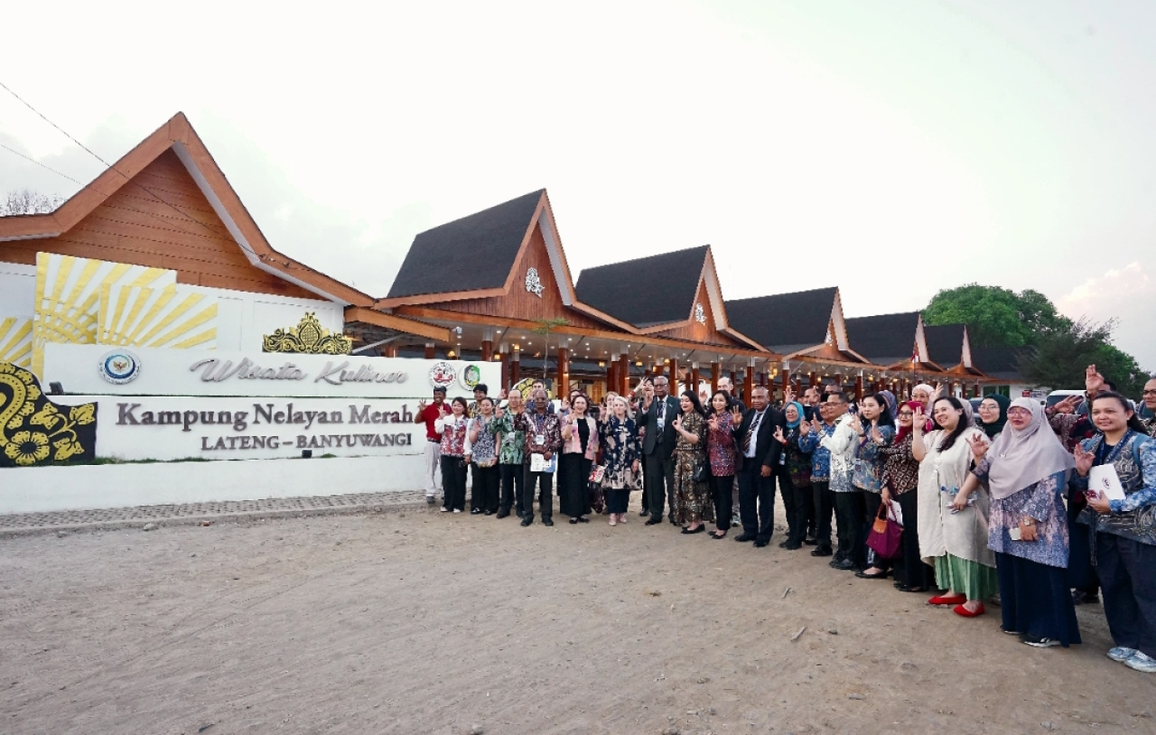 Delegasi dari negara-negara ASEAN, East Asia Summit (EAS), dan Pacific Islands Forum (PIF) saat mengunjungi koperasi nelayan merah putih di Kabupaten Banyuwangi. (Humas Pemkab Banyuwangi)