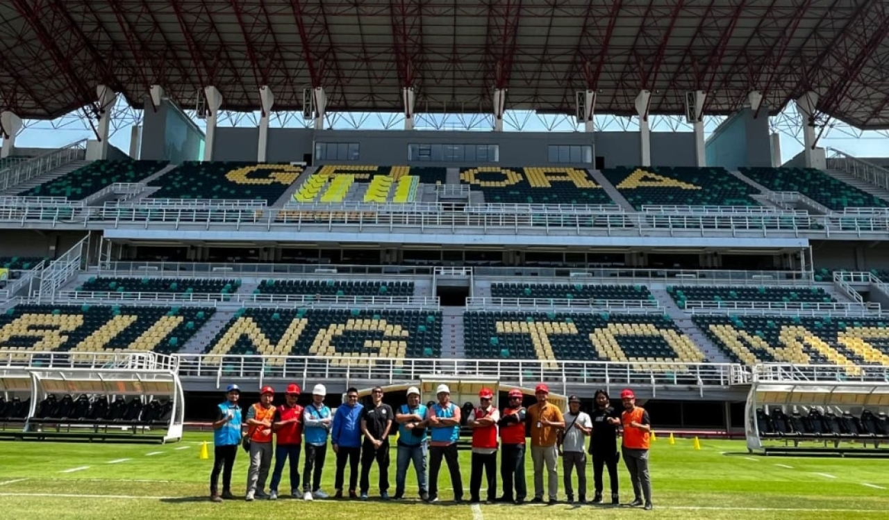 Petugas PLN siaga demi keandalan listrik pada Piala Presiden di Stadion GBT Surabaya. (Humas PLN UID Jatim)