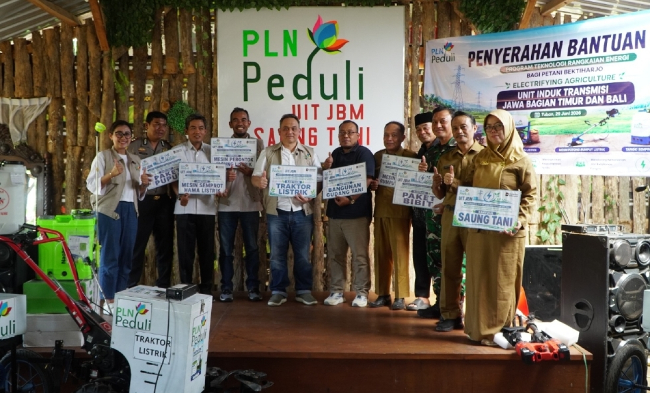 PLM UIT JBM memberikan bantuan alat pertanian terhadap petani di Kabupaten Tuban. (Humas PLN UIT JBM)