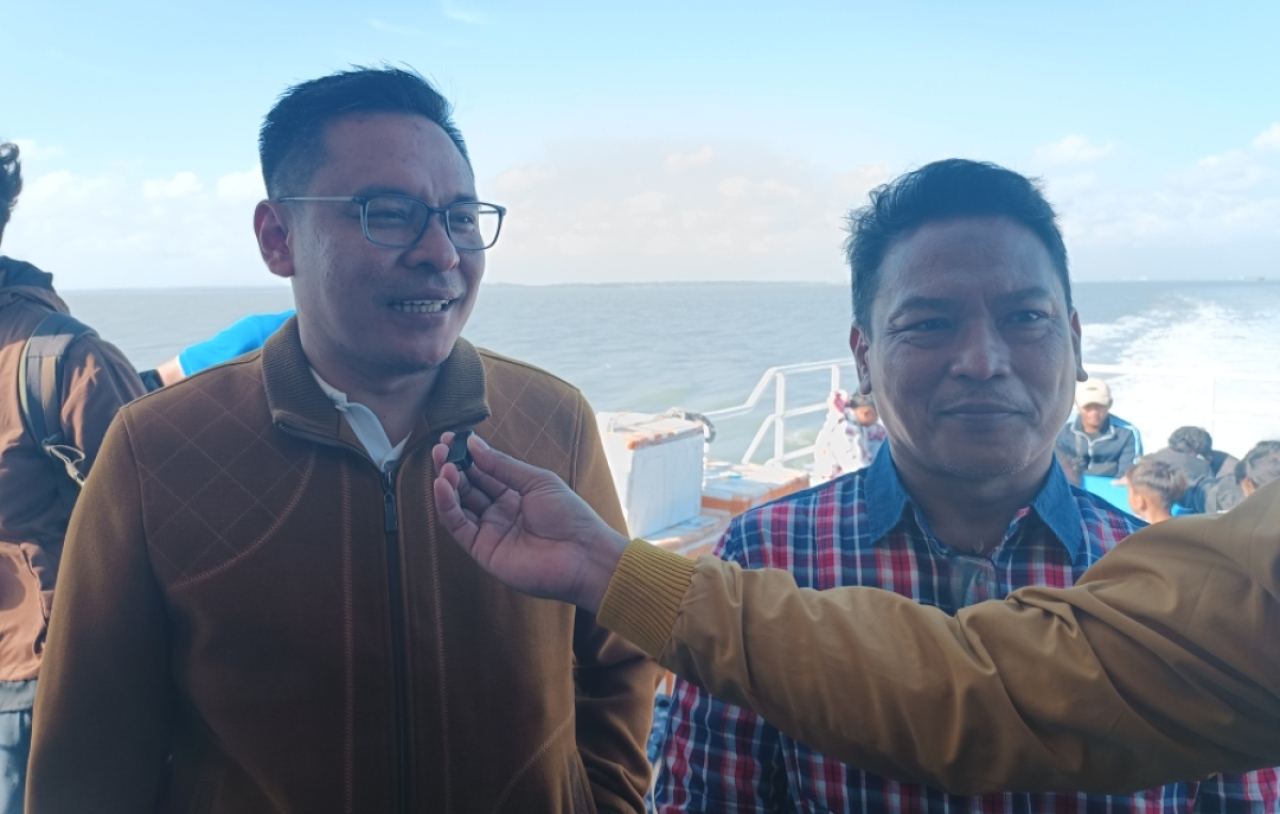 Wakil Ketua DPRD Kota Surabaya sekaligus Wakil Ketua DPD Partai Golkar Jawa Timur Arif Fathoni (kaca mata) bersama Wakil Ketua Pratama DPD Partai Golkar Jawa Timur, Akhsanul Yakin (Insani/Jurnas.net)