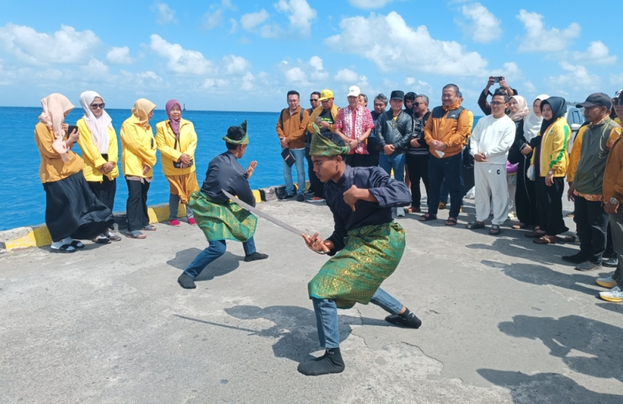 Ketua DPD Partai Golkar Jawa Timur sekaligus Anggota DPR RI Komisi V, Ali Mufthi, bersama rombongan disambut atraksi pencak silat Bawean. (Insani/Jurnas.net)