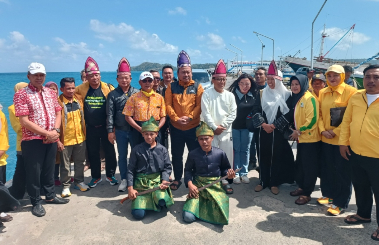 Ketua DPD Partai Golkar Jawa Timur sekaligus Anggota DPR RI Komisi V, Ali Mufthi, bersama rombongan disambut atraksi pencak silat Bawean. (Insani/Jurnas.net)