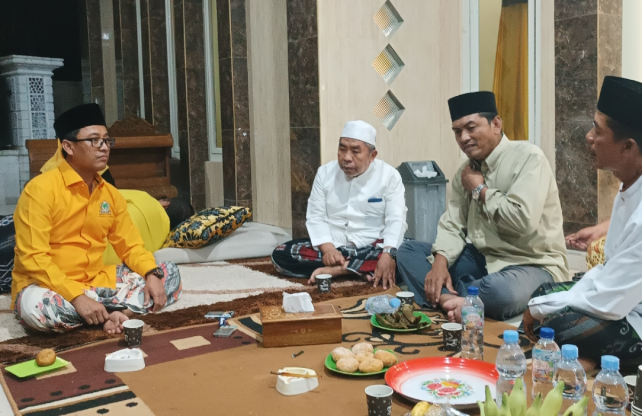 Sejumlah warga Bawean menyampaikan langsung aspirasi terkait masalah klasik di Bawean. (Insani/Jurnas.net)