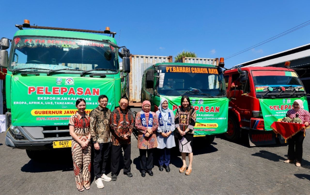 Gubernur Jawa Timur Khofifah Indar Parawansa bersama Bupati Banyuwangi Ipuk Fiestiandani saat melepas ekspor sarden. (Humas Pemkab Banyuwangi)
