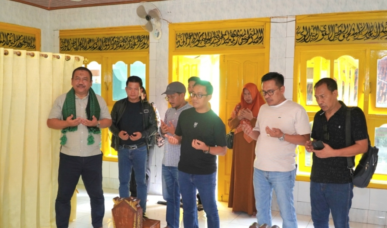 Ketua DPD Partai Golkar Jatim Ali Mufthi bersama rombongan saat berziarah ke Makam Waliyah Zainab di Desa Diponggo. (Insani/Jurnas.net)