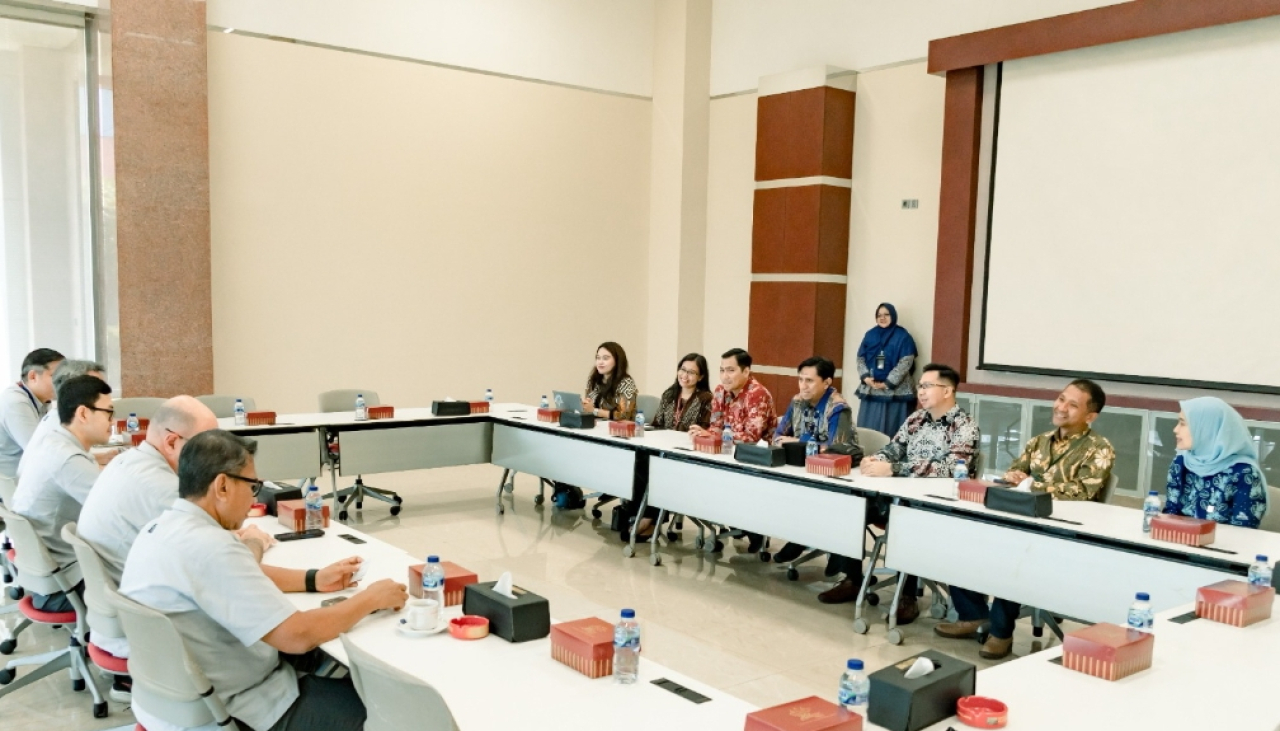 Manajemen PLN saat menggelar pertemuan dengan pelanggan industri. (Humas PLN UIT JBM)