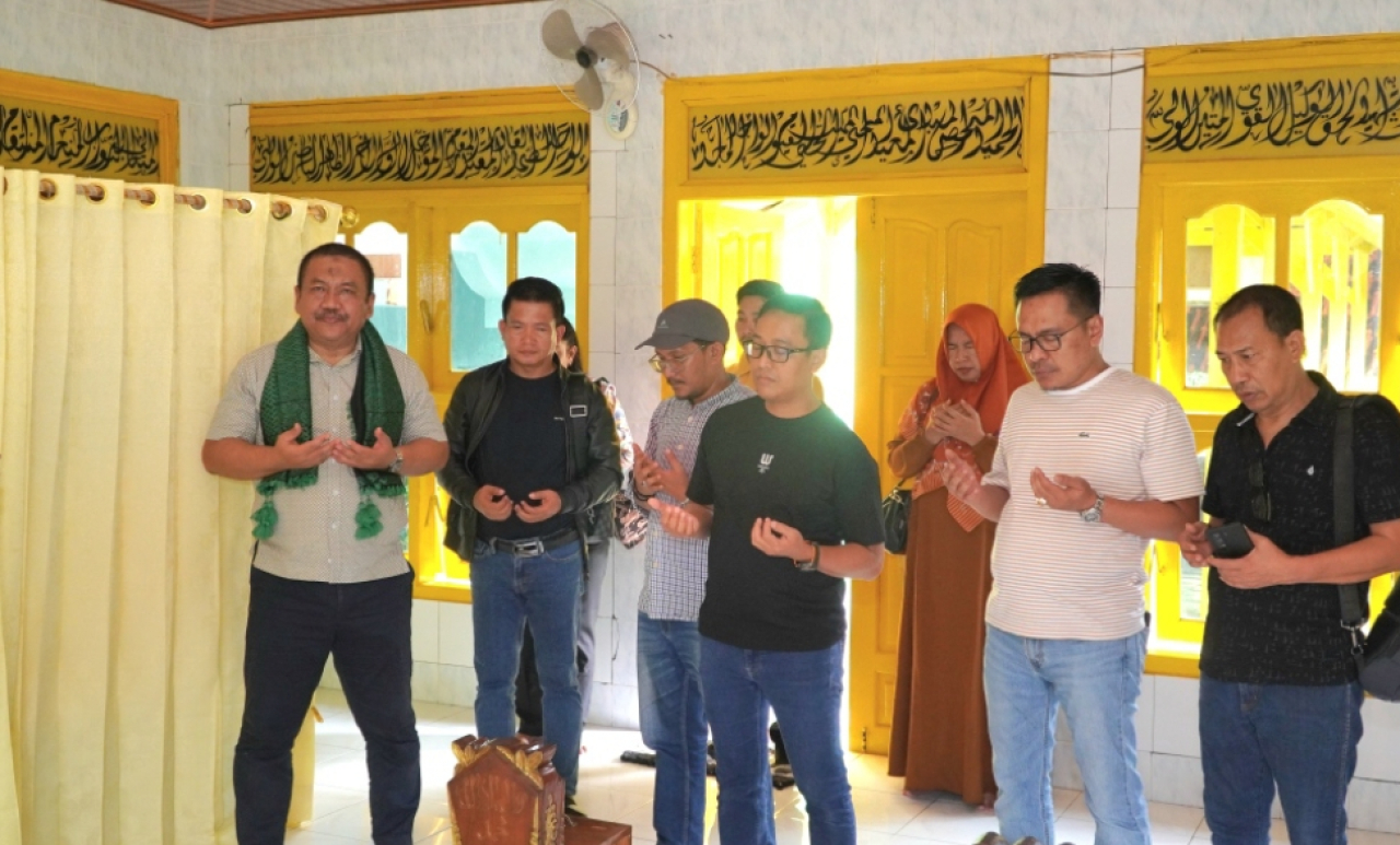 Arif Fathoni bersama rombongan saat berziarah ke Makam Waliyah Zainab di Desa Diponggo, Kecamatan Tambak. (Insani/Jurnas.net)