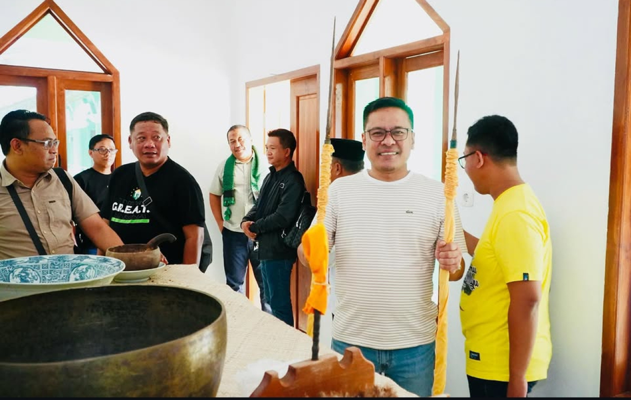 Arif Fathoni memegang senjata pusaka tombak peninggalan Waliyah Zainab di Desa Diponggo, Kecamatan Tambak. (Insani/Jurnas.net) 