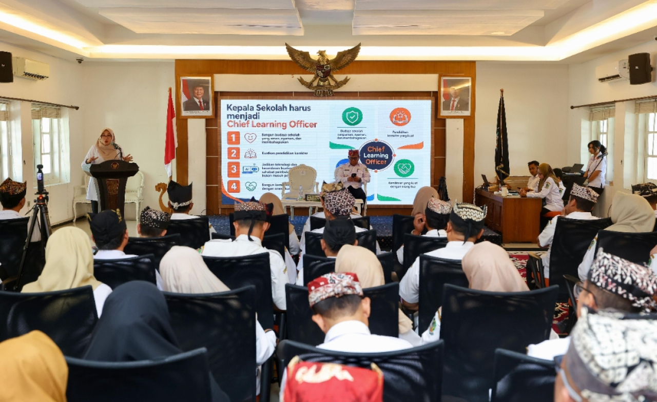 Bupati Banyuwangi Ipuk Fiestiandani saat merotasi 42 kepala sekolah menengah pertama (SMP). (Humas Pemkab Banyuwangi)