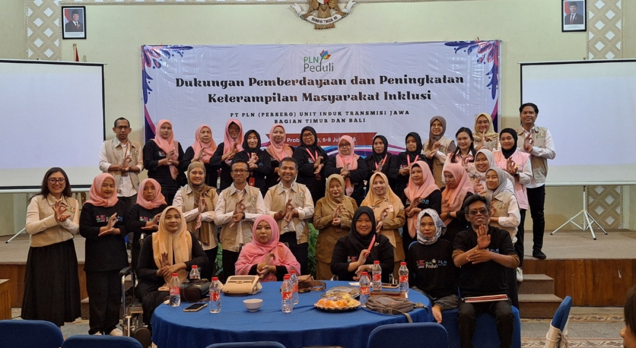 Pelatihan bahasa isyarat terpadu dan kerajinan batik eco print bagi penyandang disabilitas. (Humas PLN UIT JBM)