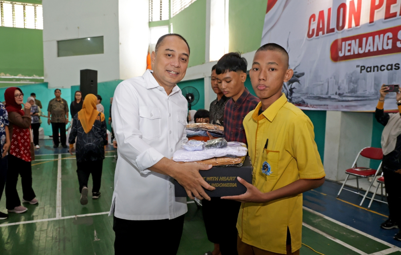 Wali Kota Surabaya Eri Cahyadi memberikan bantuan pendidikan kepada para penerima. (Humas Pemkot Surabaya)