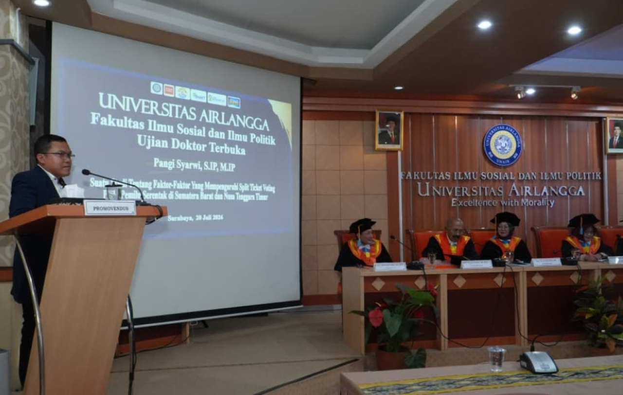 Sekretaris Jenderal PDIP Hasto Kristiyanto, saat ditemui di Surabaya usai menghadiri promosi doktor Ilmu Sosial Pangi Syarwi. (Insani/Jurnas.net)
