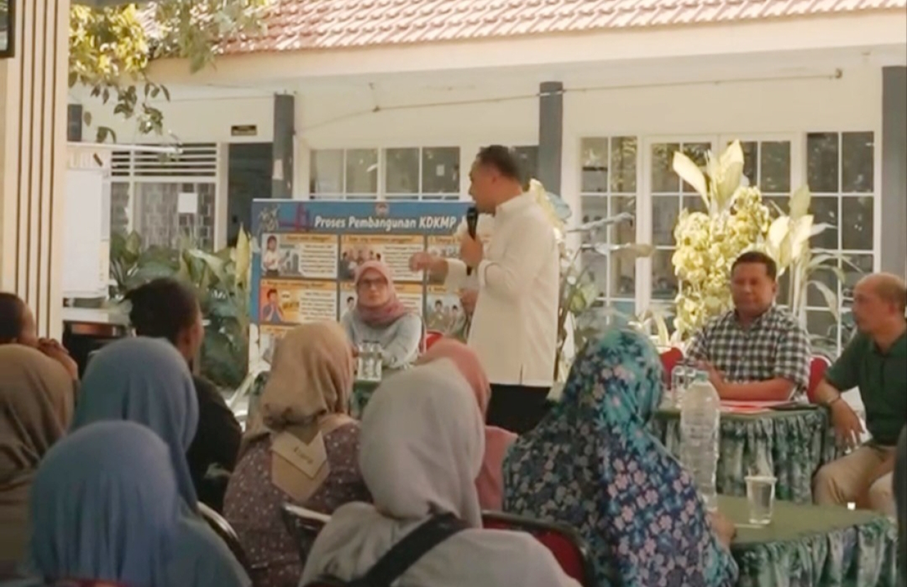 Wali Kota Surabaya Eri Cahyadi turun langsung ke lokasi terkait pungli di Sentra Wisata Kuliner (SWK) Kalijudan. (Humas Pemkot Surabaya)