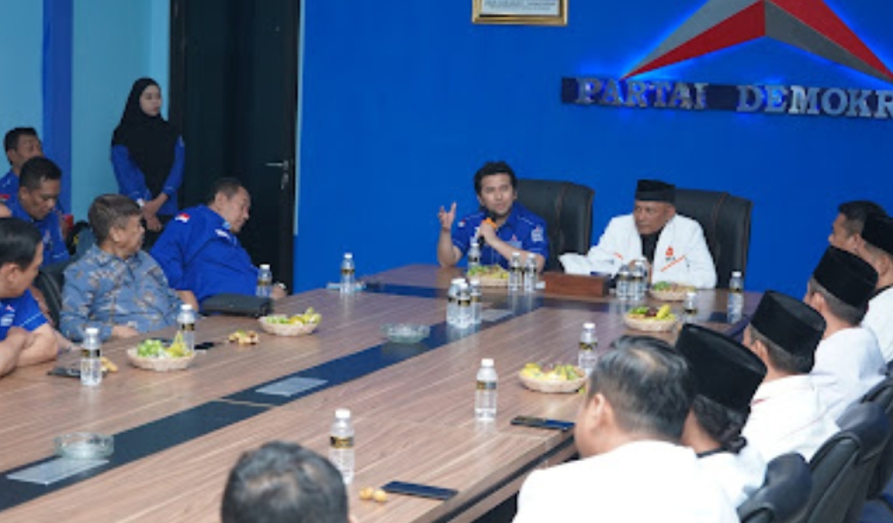 Suasana pertemuan jajaran DPD Partai Demokrat Jatim dengan DPW PKS Jatim di kantor DPD Demokrat Jatim. (Insani/Jurnas.net)