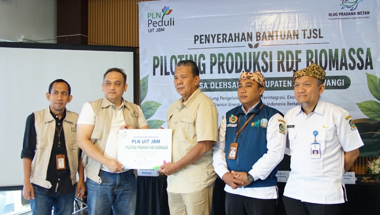 Penyerahan bantuan program Tanggung Jawab Sosial dan Lingkungan (TJSL) di Banyuwangi. (Humas PLN UIT JBM)