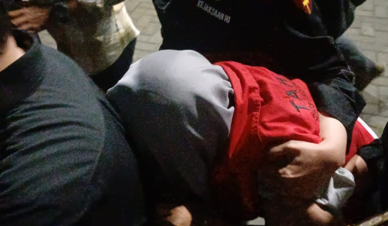 ED, tersangka keempat kasus pungli perizinan di ESDM Pemprov Jatim saat dibawa petugas Kejati Jatim. (Insani/Jurnas.net)