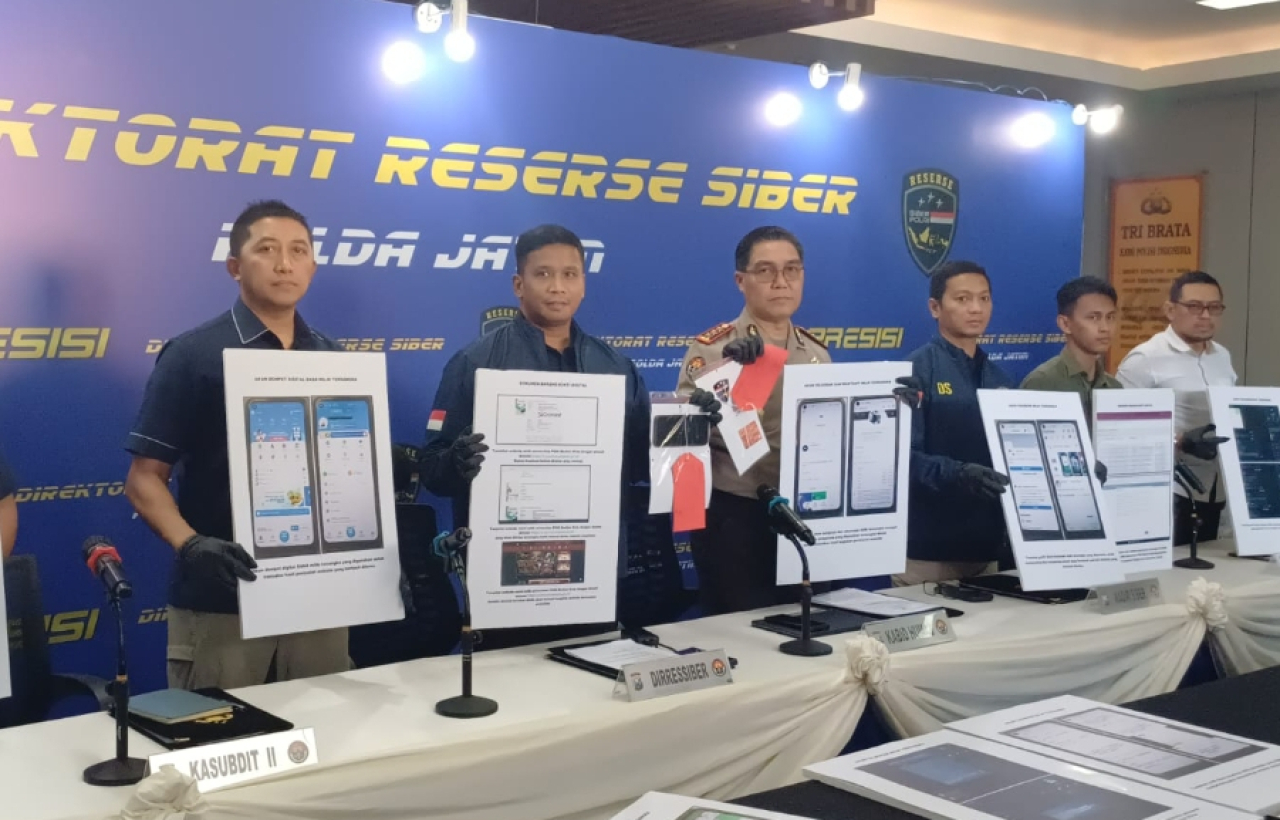 Polda Jatim merilis kasus peretasan website sekolah untuk promosi judol. (Insani/Jurnas.net)