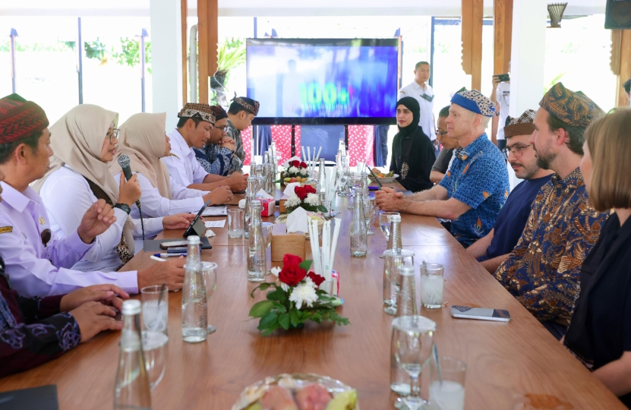 Delegasi lembaga Clean Rivers dari Uni Emirat Arab (UEA) mengunjungi Banyuwangi untuk meninjau langsung progres pembangunan TPS3R. (Humas Pemkab Banyuwangi)