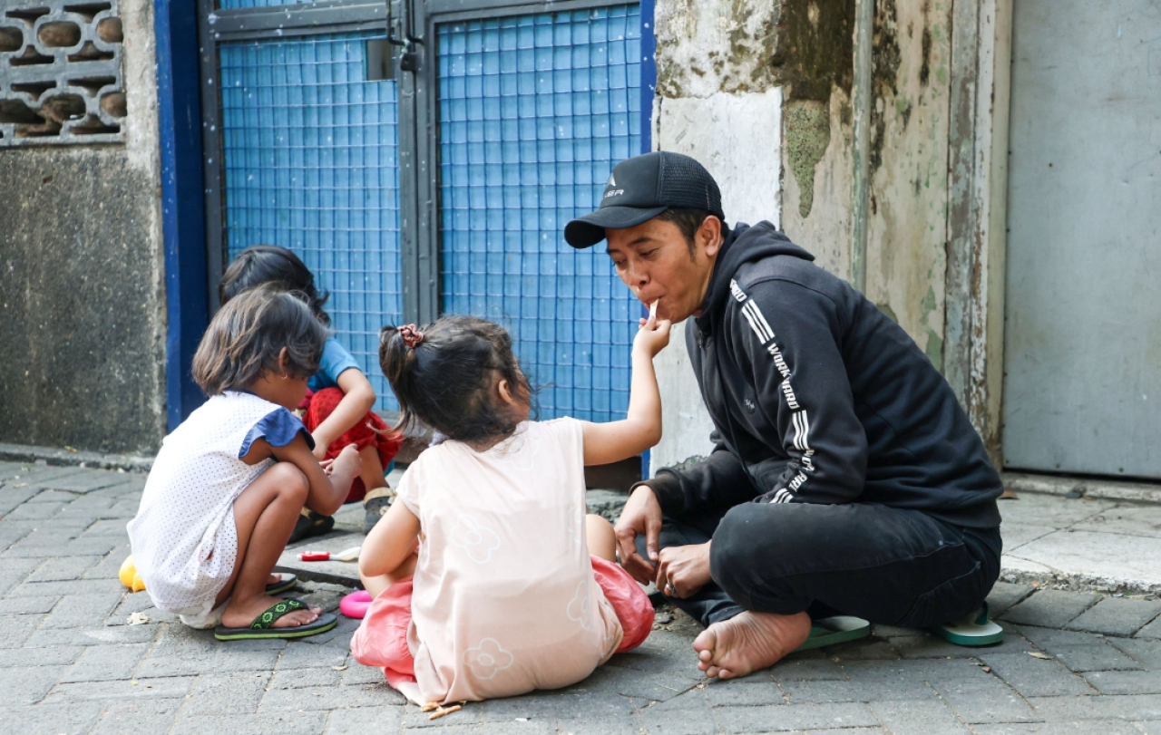 Sunardi, tengah bermain dengan anaknya yang sempat viral di medsos. (Humas Pemkot Surabaya)
