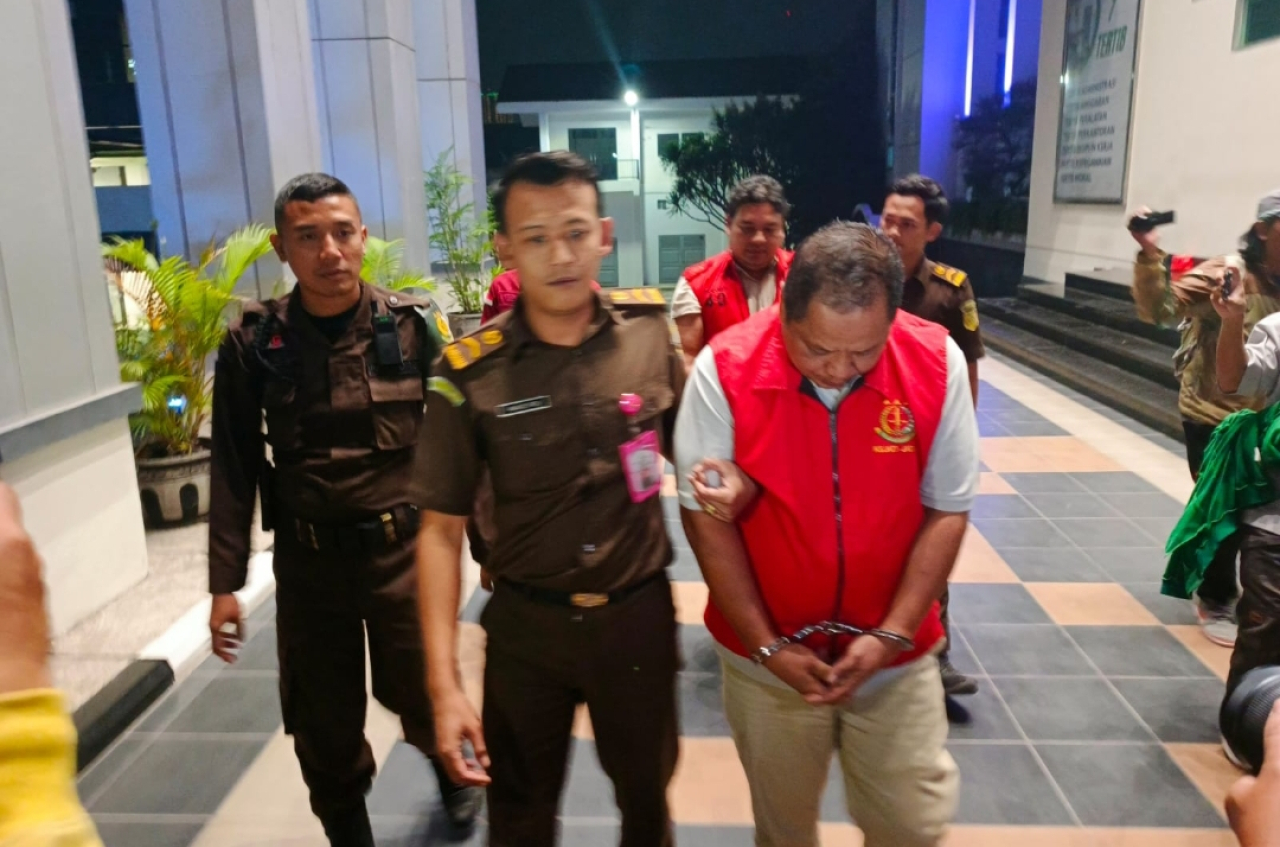 Petugas Kejati Jatim saat membawa dua tersangka KUR fiktif BNI Jember. (Insani/Jurnas.net)